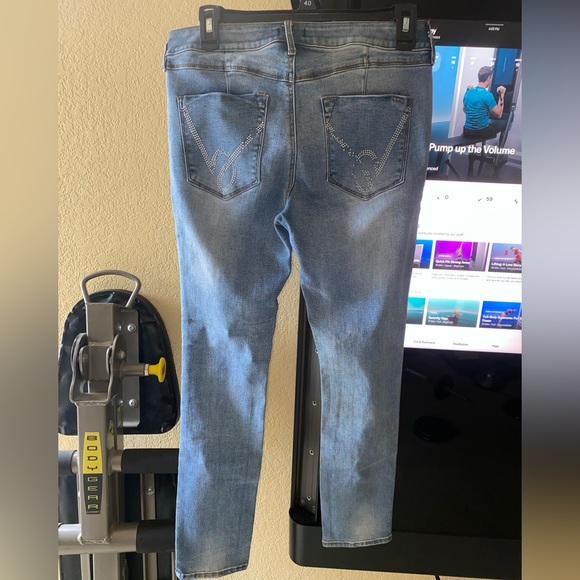 Woman’s BEBE jeans - Picture 6 of 6